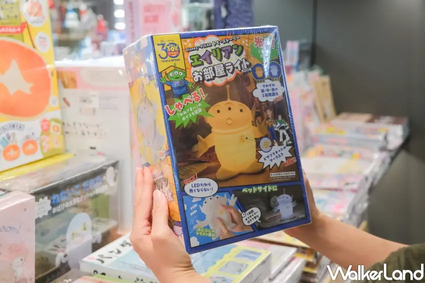 ▲迪士尼粉絲必買「三眼怪30週年紀念特刊」獨家附錄造型夜燈超可愛。(攝影:張人尹)