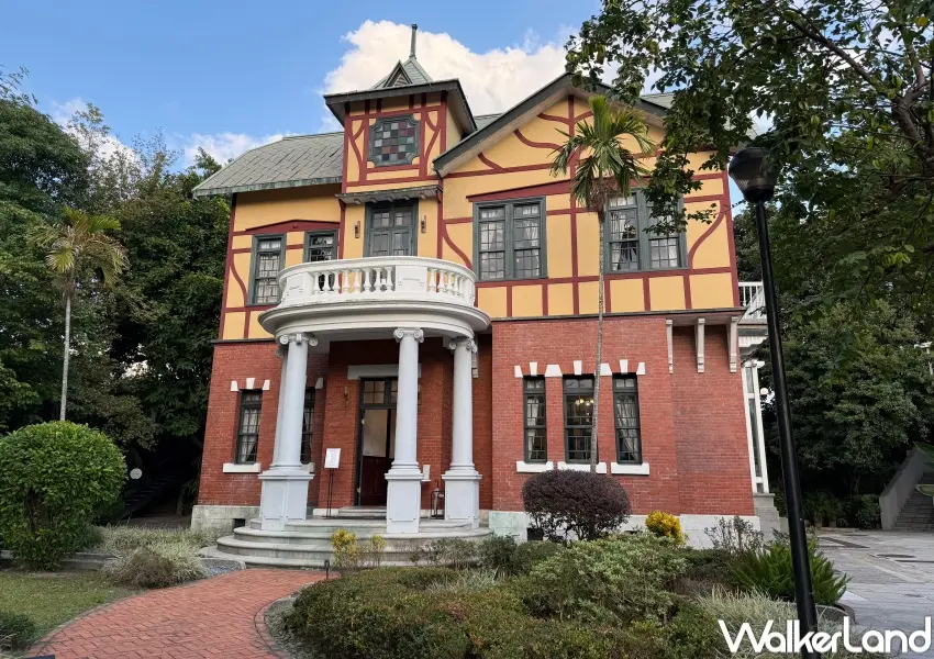 ▲圓山站百年古蹟「圓山別邸」免費展覽,紅白黑摩登復古作品加上老宅空間必拍。(攝影:鄭亦庭)