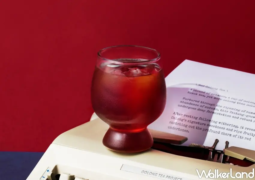 ▲得正全新緋烏龍原茶,以重發酵紅烏龍呈現橙紅茶湯與果香層次。