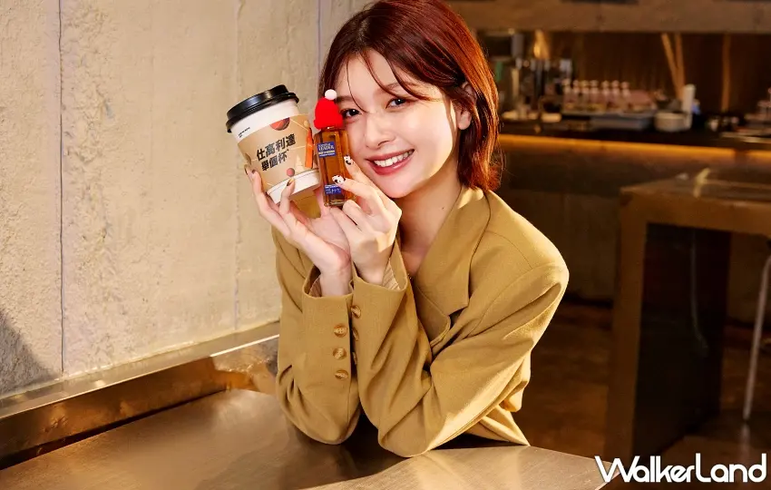 ▲舉個杯微醺咖啡 Jingle Bell Tipsy Coffee以濃縮咖啡、黑糖、鮮奶與肉桂奶蓋堆疊多層次香氣，並隨杯附上一瓶仕高利達 12 年50ml的「金勾錐聖誕小酒」