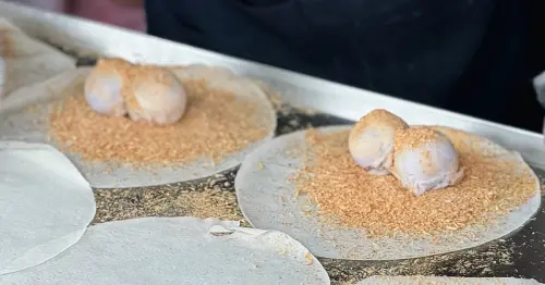 礁溪排隊小吃美食！吳記花生捲冰淇淋 50元銅板價、吃得到芋頭顆粒，柯氏蔥油餅一起吃。