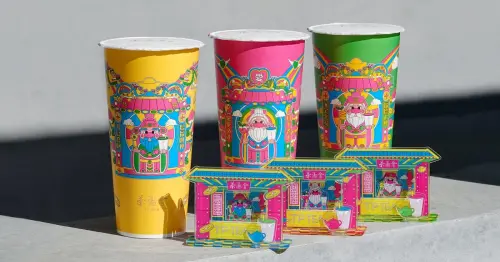 茶湯會財神杯 月老杯聯名開喝！茶湯會新品草莓四季春拿鐵，財神 月老加持必喝。