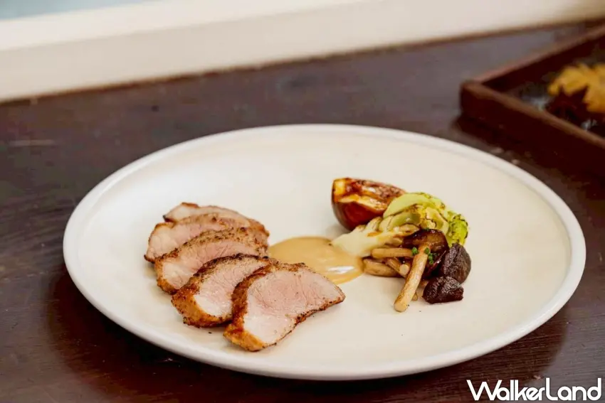 ▲鹽麴究好豬霜降佐馬告豆腐乳醬「金珠納福」為「輝室pan-toh」晚餐主餐選擇之一。（輝室pan-toh提供