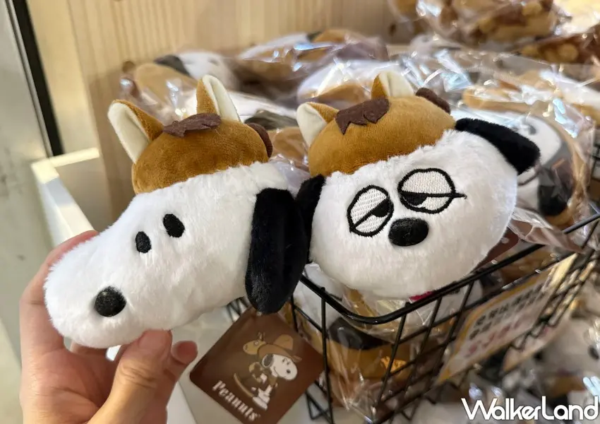 ▲史努比台北跨年快閃店也同步推出馬年限定玩偶、吊飾。(攝影：編輯 鄭雅之)