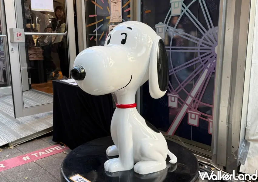 ▲史努比台北跨年快閃店周邊也佈置許多大型氣偶、公仔等打卡點。(攝影：編輯 鄭雅之)