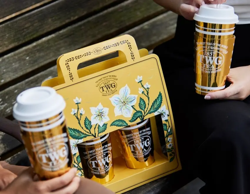 ▲TWG Tea外帶茶提供多達90款茗茶選擇,搭配限定金色杯身設計,讓每一杯都充滿精品感。圖片來源:TWG Tea