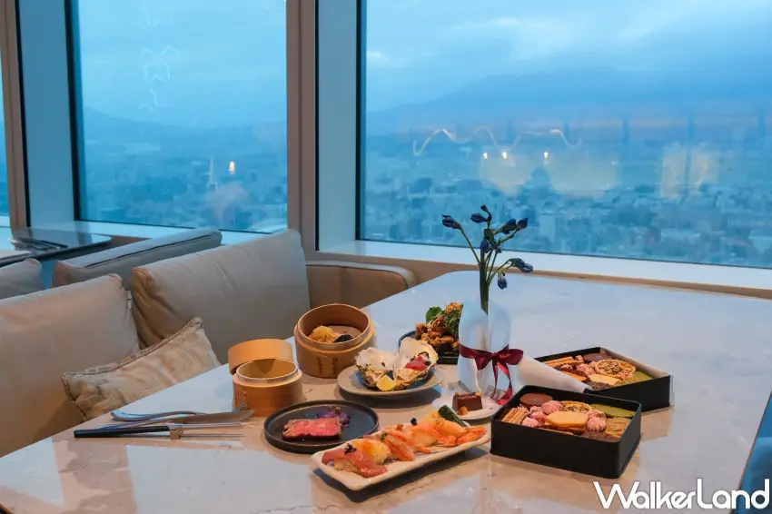 ▲饗 A Joy 攜手藝術家推出升級版聯名體驗，從餐區展覽、桌上花藝到料理設計，讓吃到飽控感受視覺與味覺同步升級。（攝影：張人尹）