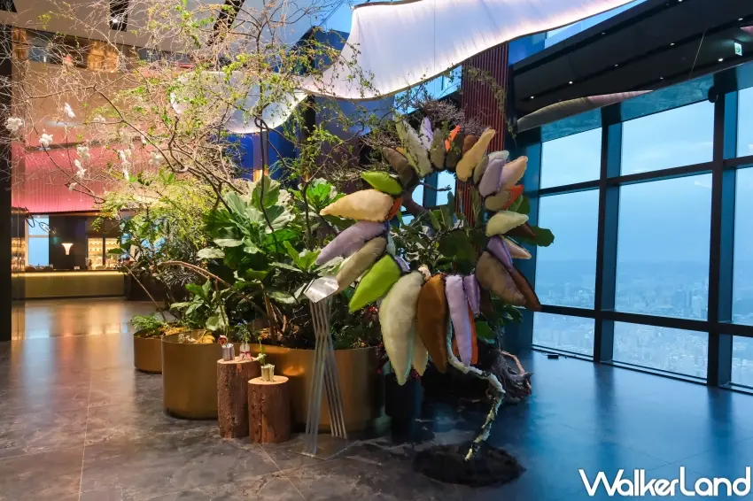 ▲饗 A Joy 升級版百匯結合藝術與料理，讓粉絲在高空用餐時，同步體驗展覽、餐點與節慶氛圍。（攝影：張人尹）