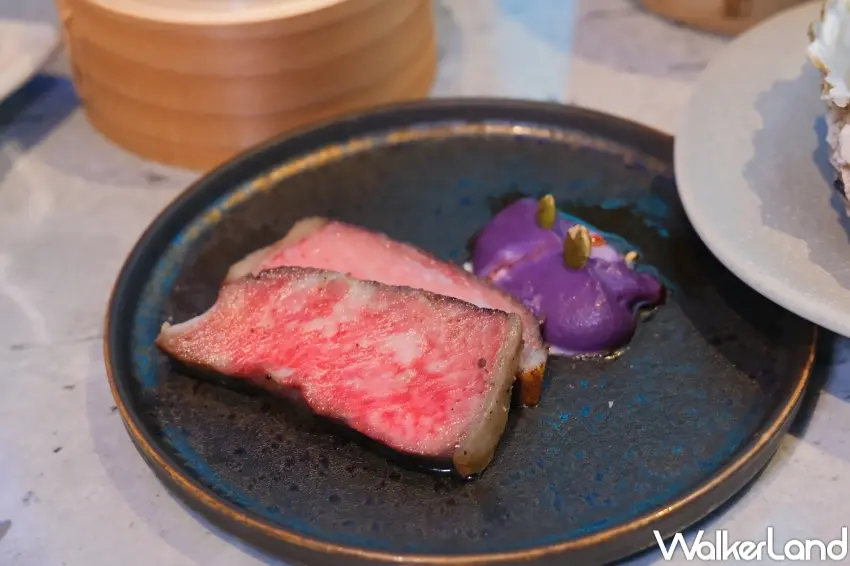 ▲饗 A Joy 推出地瓜聯名料理，炙烤肋眼牛排佐煙燻紫薯與地瓜草仔粿，將藝術概念延伸至餐桌。（攝影：張人尹）