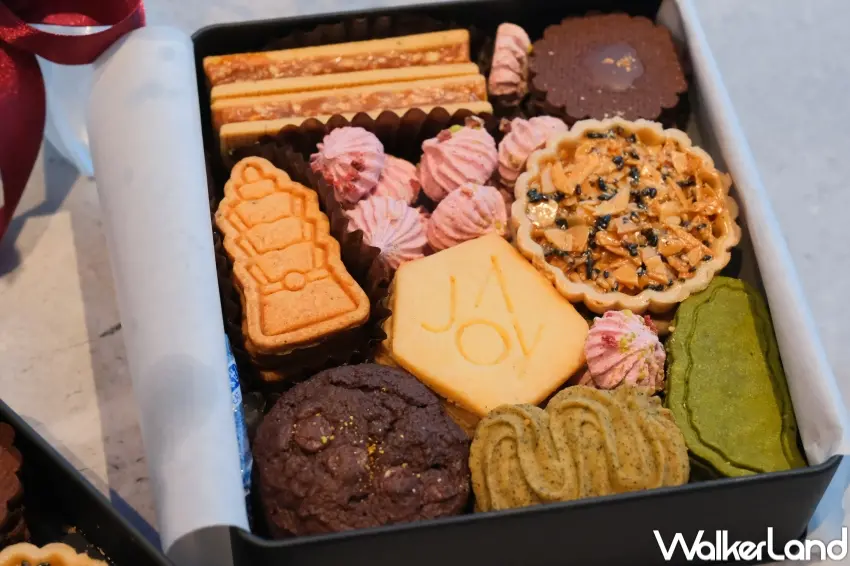 ▲饗 A Joy 打造寶島臻選餅乾禮盒，延續〈採花 Gathering Blossoms〉花卉意象，將展覽轉化為可品嘗的節慶甜點。（攝影：張人尹）