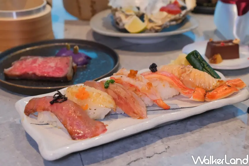 ▲饗 A Joy 集結炙燒握壽司、松露小籠包、主廚鹹酥雞與清燙生蠔，成為吃到飽控必拿清單。（攝影：張人尹）