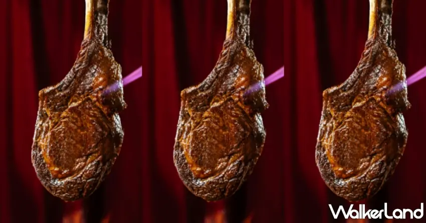 ▲60 盎司澳洲巧克力和牛戰斧,以「煙波日出冷泉燒酒」與高粱酒進行桌邊炙燒秀