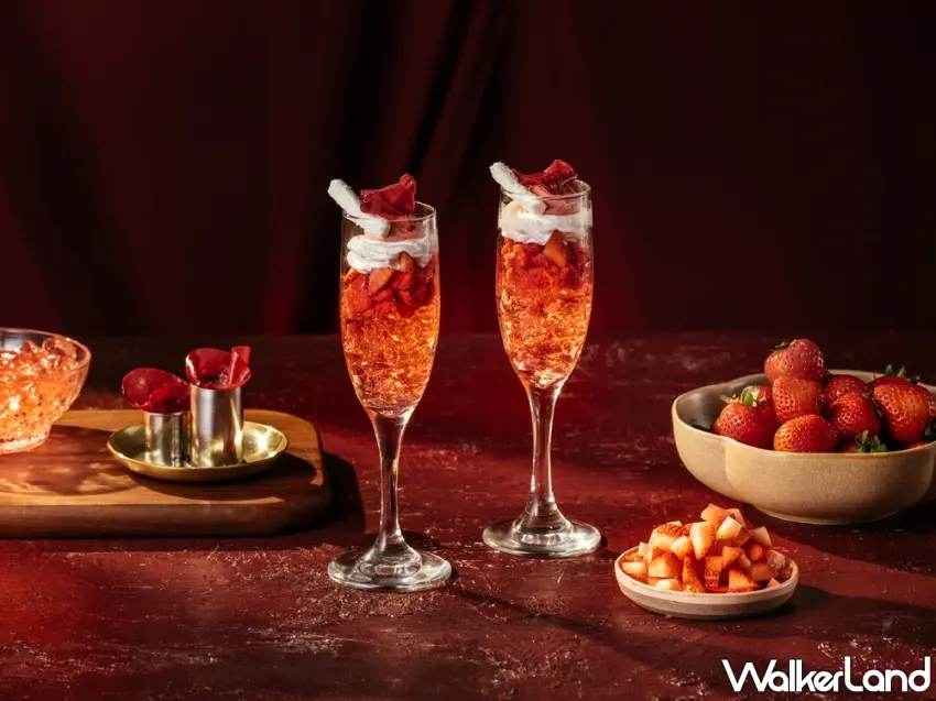 ▲「紅睡蓮莓果帕菲杯」融合草莓晶凍、佛手柑草莓冰淇淋與香緹,堆疊出層層光影結構,極具藝術張力
