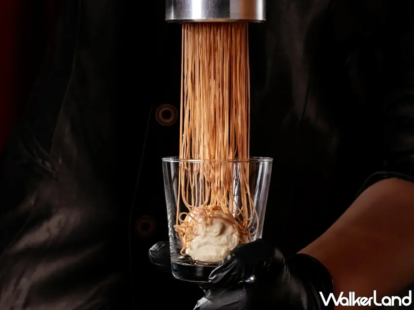 ▲綿密栗子泥搭配草莓酸香,「草莓栗香蒙布朗」呈現清新又層次鮮明的冬日甜味