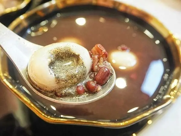 ▲冬至甜湯圓推薦!公館何家甜品鋪包餡大湯圓,可搭紅豆湯、花生湯、燒仙草。