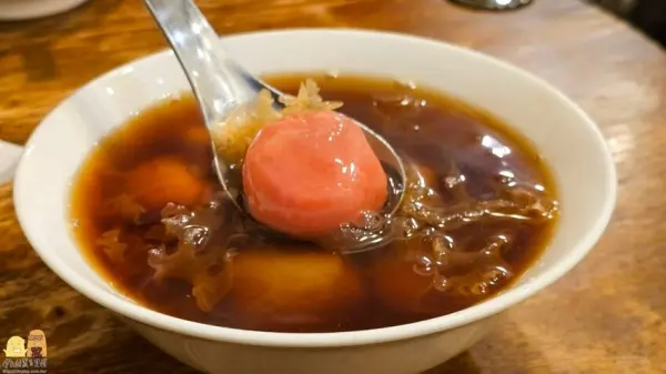 ▲冬至必吃夜市台北鹹湯圓!通化街夜市蘇媽媽湯圓,也有彩色小湯圓甜湯。