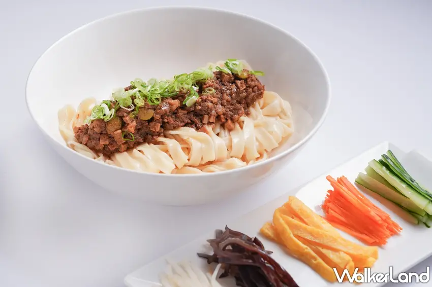 ▲炸醬麵的靈魂在於醬香與麵香的平衡,搭配紅蘿蔔絲、蛋絲、小黃瓜絲等配料,視覺與味覺皆是享受。