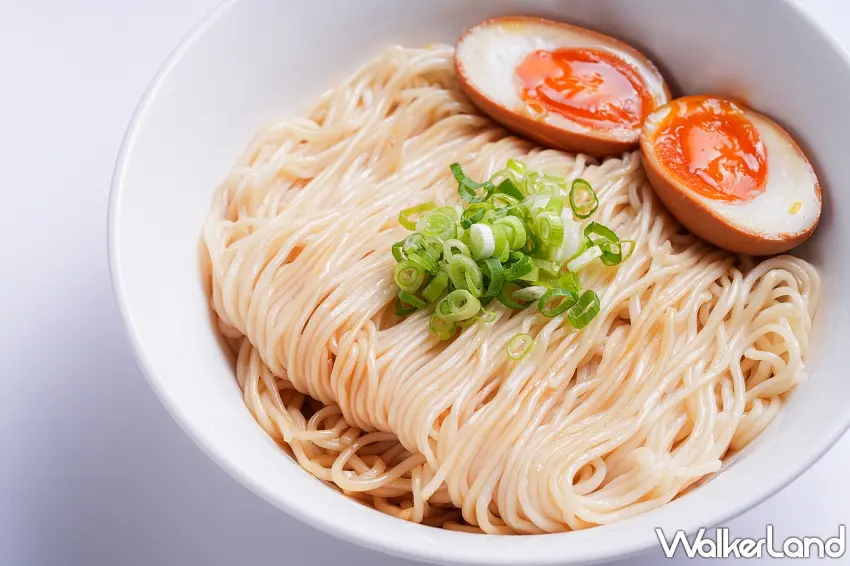 ▲蔥油拌麵完美展現了減法料理的最高境界,孫哥堅持選用義大利純橄欖油,搭配新鮮蔥白經過長時間慢火煉製,萃取出香氣純淨且層次輕盈的蔥油