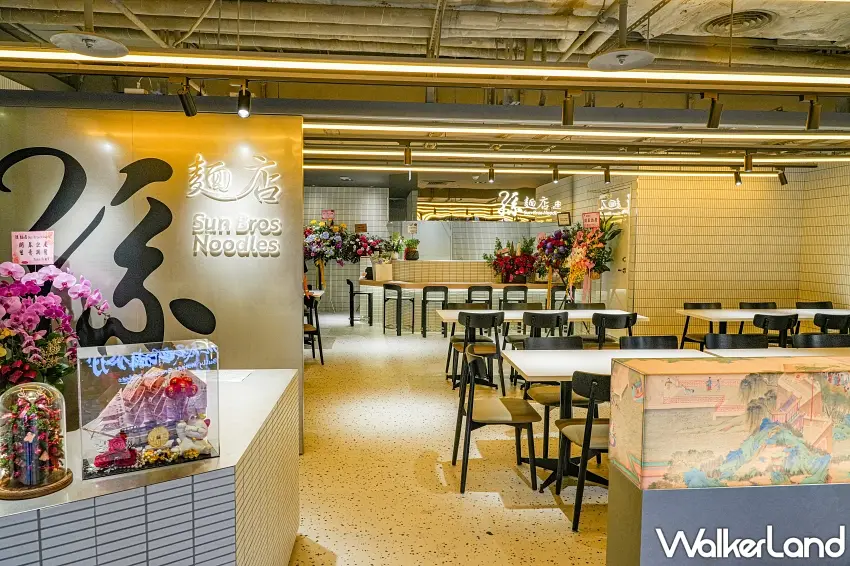 ▲整體空間由靚白團隊陳顥設計師操刀,以「麵劇場」為概念,純白磁磚與溫暖燈光營造出極簡時髦的視覺感