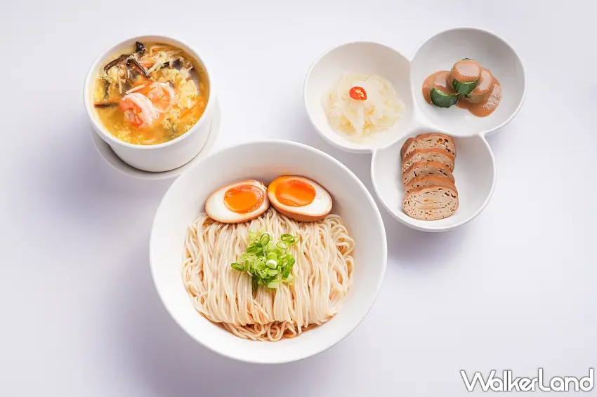 ▲蔥油拌麵採用義大利純橄欖油與新鮮蔥白慢煉而成,香氣乾淨、尾韻柔和,搭配每日手工現作麵條,以最直白的方式呈現麵香與油香的平衡