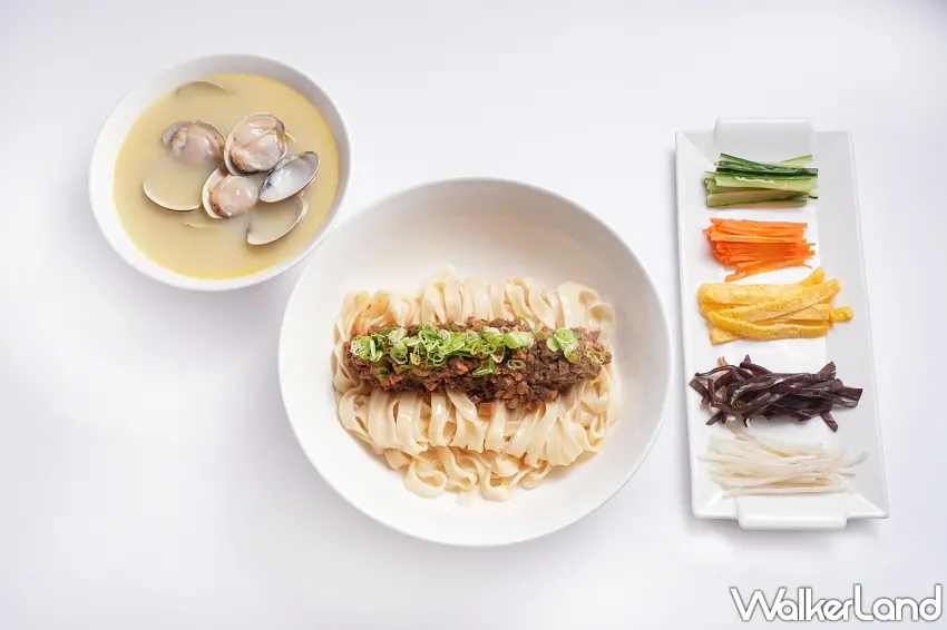 ▲炸醬麵濃烈香醬與麵條緊扣,搭配黃瓜、蛋絲、木耳等五款經典配料,使整體風味更富立體感