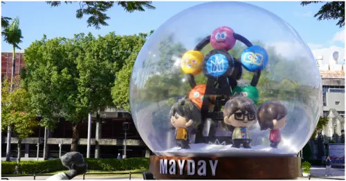 五月天雪花音樂盒來了！來台中文化創意產業園區五月天沉浸式展，順道拍五月天公仔。