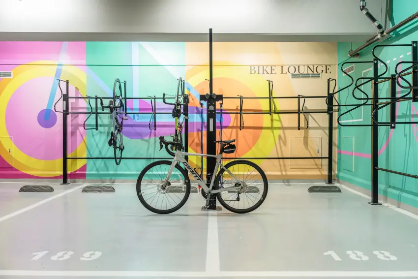 ▲BIKE LOUNGE位於臺中勤美洲際酒店B3。（臺中勤美洲際酒店提供）