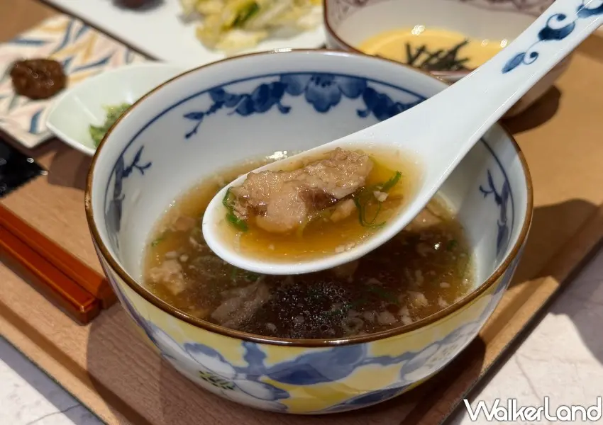 ▲炭燒牛舌定食「牛舌佑介」每份套餐皆附牛尾湯。(攝影:編輯 鄭雅之)