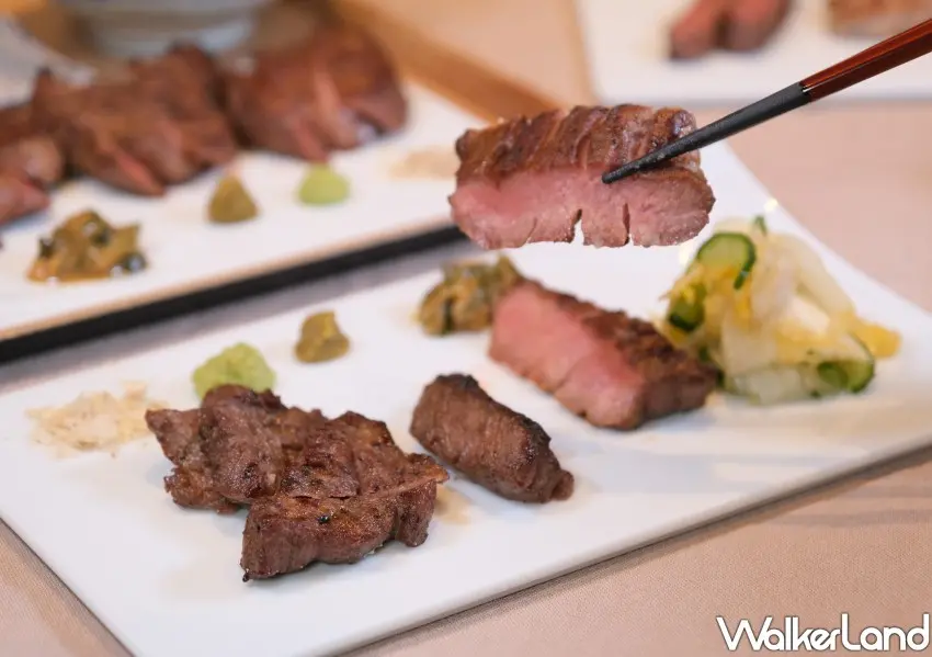 ▲乾杯「牛舌佑介」嚴選47%中後段牛舌精華部位,職人手切並以鹽漬熟成處理,再透過炭火炙燒瞬間封存肉汁與炭香。。(攝影:編輯 鄭雅之)