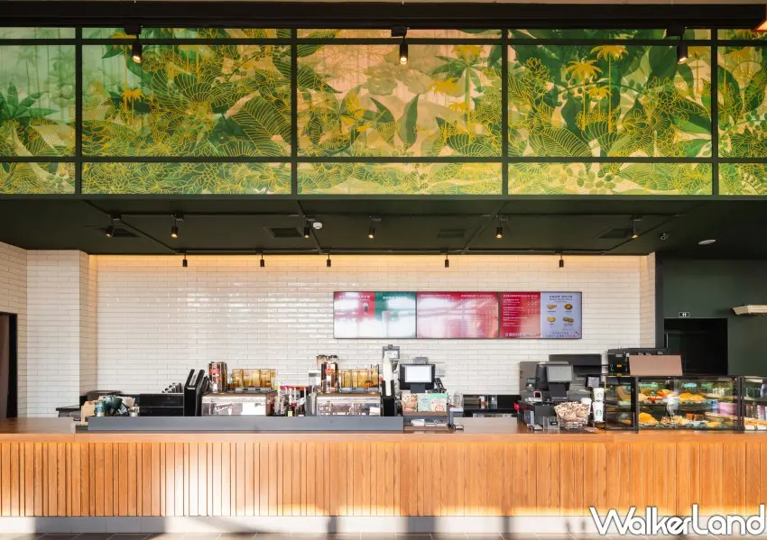 ▲星巴克鹿港門市邀請鹿港知名錫工藝大師陳萬能以傳統技法結合現代美學。