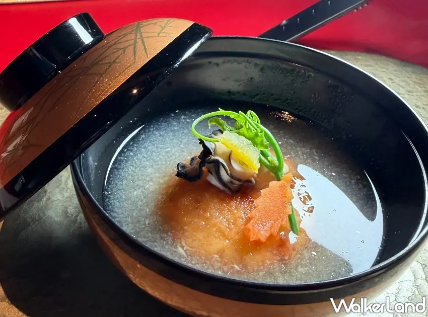 ▲椀物「宮城縣產牡蠣雨夾雪蘿蔔高湯」以昆布柴魚湯底搭配蘿蔔泥，營造出冬日雪景意象，口味溫潤典雅