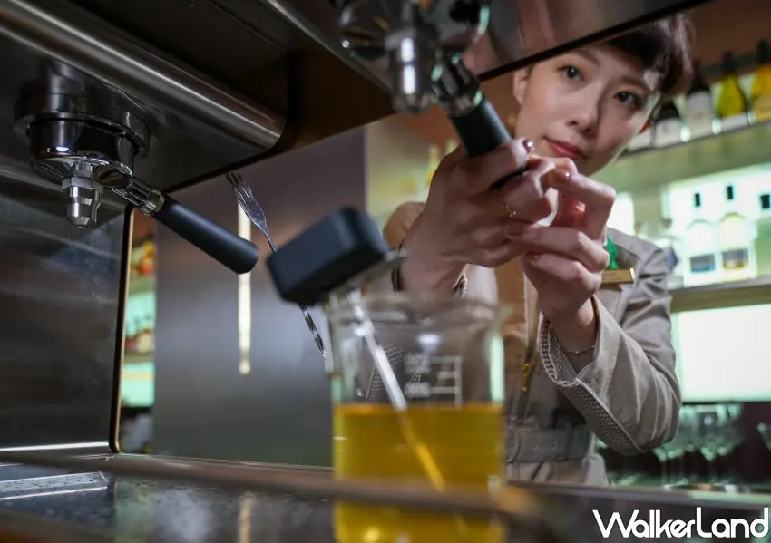 ▲星宇航空第二航廈貴賓室導入吃茶三千研發的CCSC智能萃茶機,以高溫加壓技術精準控制萃取。