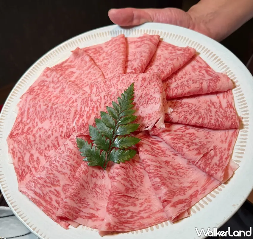 ▲鍋物主角除嚴選日本和牛外，饕客亦可選擇加價升級為A5等級仙台和牛，享受油脂如奶油般入口即化的奢華口感