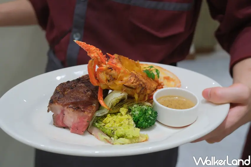 ▲朵頤牛排提供極饗焗烤龍蝦、法式鴨腿與慢熟羊排，滿足粉絲海陸排餐需求。（攝影：張人尹）