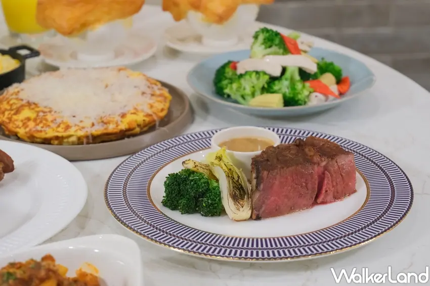 ▲朵頤牛排以高溫料理鎖住Prime牛排肉汁，切面呈現柔嫩口感，搭配特調醬汁享用。（攝影：張人尹）