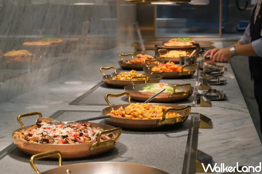 ▲朵頤牛排新莊宏匯店主打主餐搭配百匯餐檯，沙拉、熱食與甜點一次享用。（攝影：張人尹）