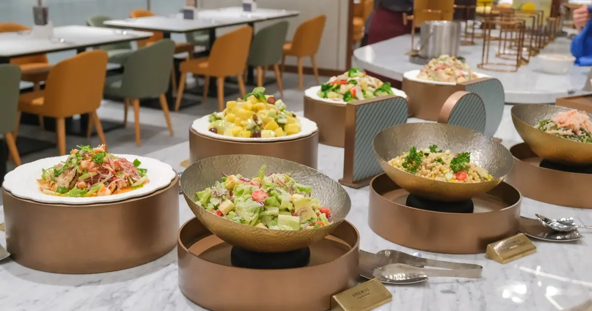 朵頤牛排回歸新莊宏匯！朵頤728元起自助吧吃到飽，Prime肋眼牛排升級開吃。