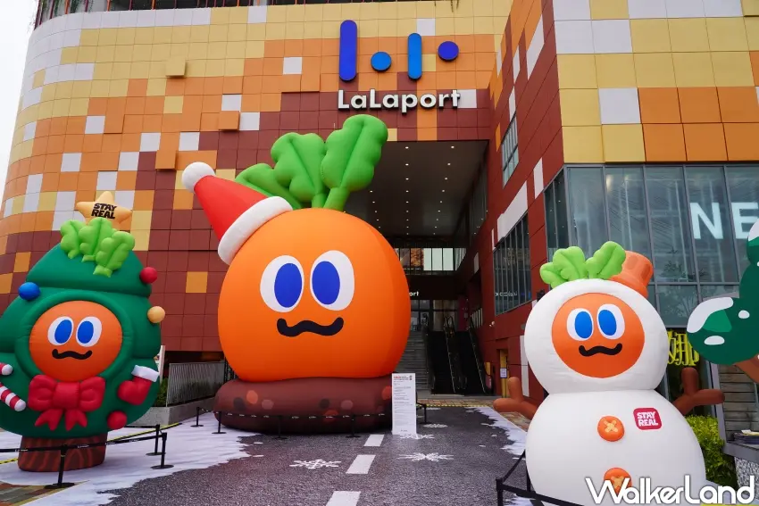 ▲聖誕胡蘿蔔藝術裝置位於LaLaport台中南館。（攝影：楊婷雅）