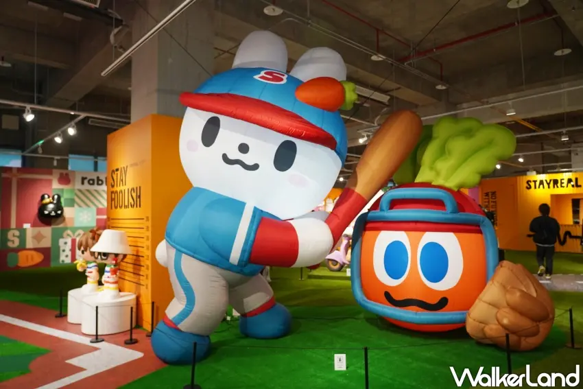 ▲棒球兔兔與蔔蔔捕手氣球現身「STAYREAL PARK純真公園台中站」。（攝影：楊婷雅）
