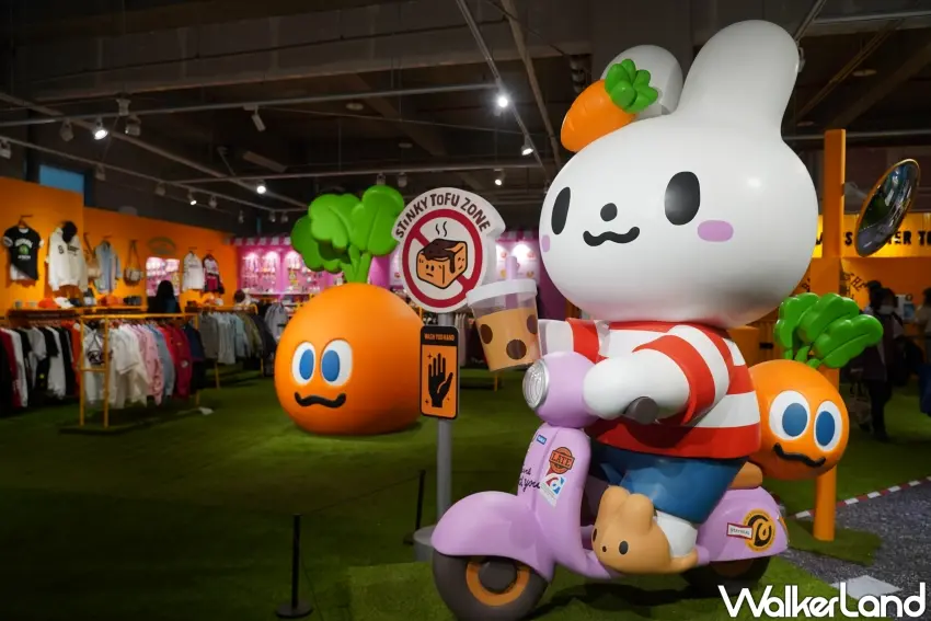 ▲騎著摩托車來到「STAYREAL PARK純真公園台中站」的純真兔兔。（攝影：楊婷雅）