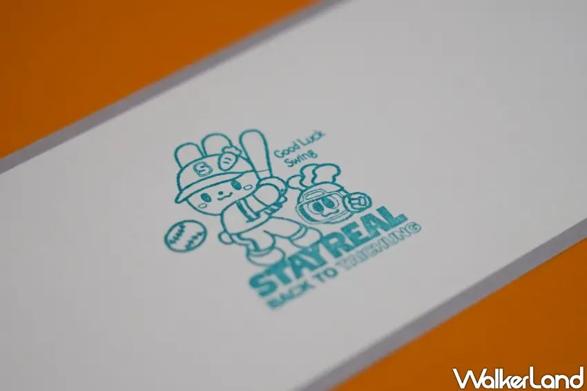 ▲「STAYREAL PARK純真公園台中站」紀念章。（攝影：楊婷雅）