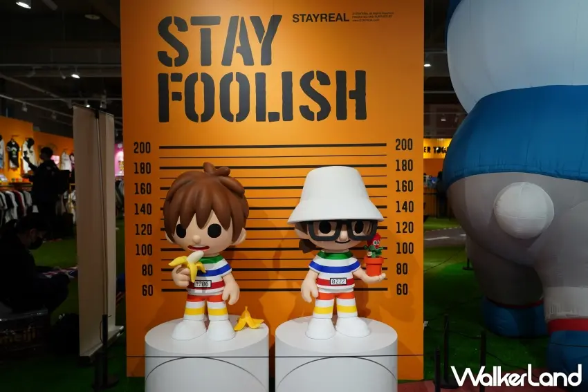 ▲阿信與不二良公仔。（攝影：楊婷雅）