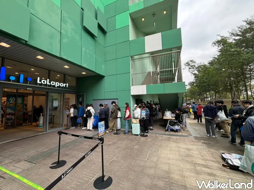 ▲「STAYREAL PARK純真公園台中站」現場排隊搶購限定商品的人潮。（攝影：楊婷雅）