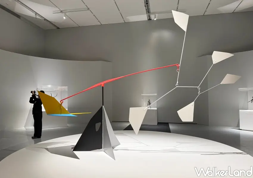 ▲信義區展覽必逛亮點！考爾德Mobile隨空氣流動改變姿態，顛覆了雕塑靜止的刻板印象。(攝影：鄭亦庭)