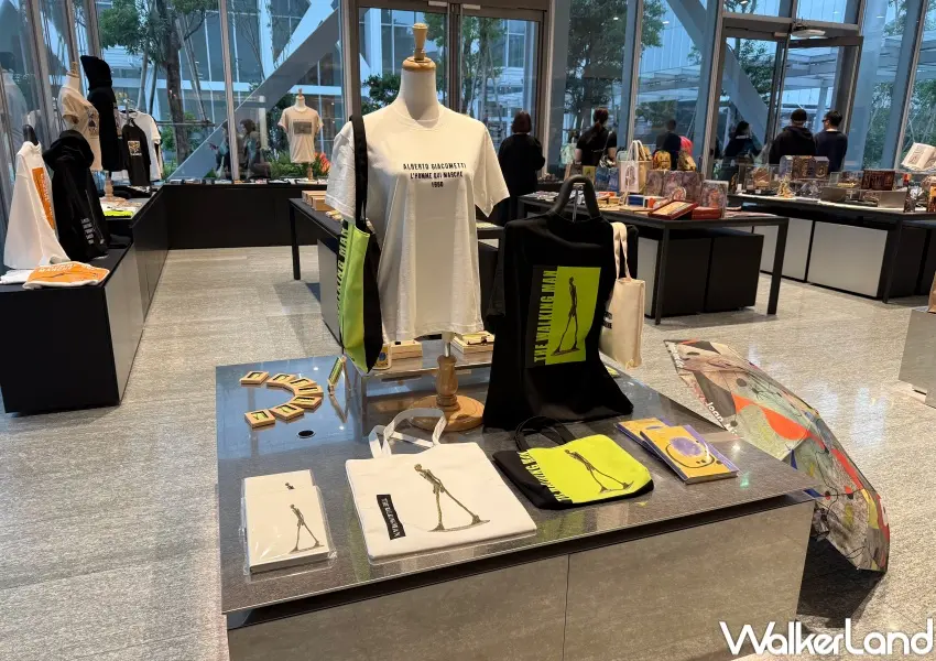 ▲信義區富邦美術館「步入永恆」特展，賈科梅蒂《行走的人》周邊商品包含衣服、磁鐵、筆記本、手提袋等。(攝影：鄭亦庭)