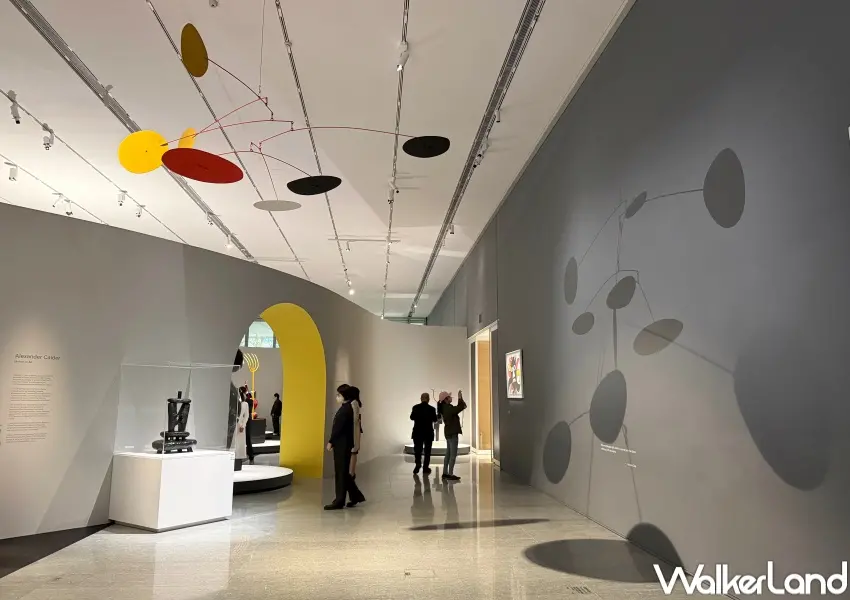 ▲信義區展覽必逛亮點！考爾德動態雕塑懸掛在空中，影子隨風轉動倒影在牆上。(攝影：鄭亦庭)