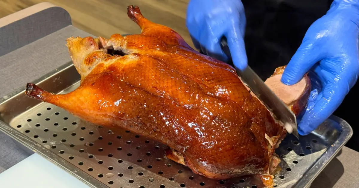 信義區烤鴨新開店！噴汁烤鴨「鴨覓」插旗微風南山，免費吃烤鴨拼人品。