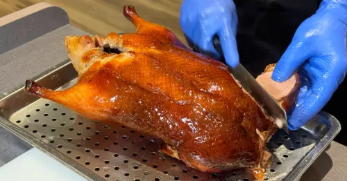 信義區烤鴨新開店！噴汁烤鴨「鴨覓」插旗微風南山，免費吃烤鴨拼人品。