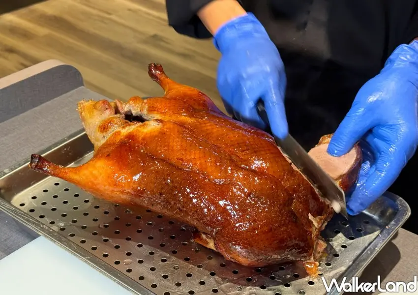 ▲鴨覓主打片皮烤鴨料理，講求精準火候與外皮口感，呈現酥香與保有肉汁的層次。(攝影：鄭雅之)