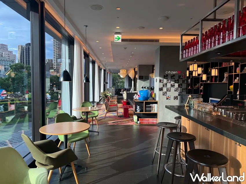 ▲citizenM 台北北門酒店擁有大面落地窗景，將台北西區的城市光影與北門古蹟盡收眼底，是跨年夜享受微醺時光的絕佳位置
